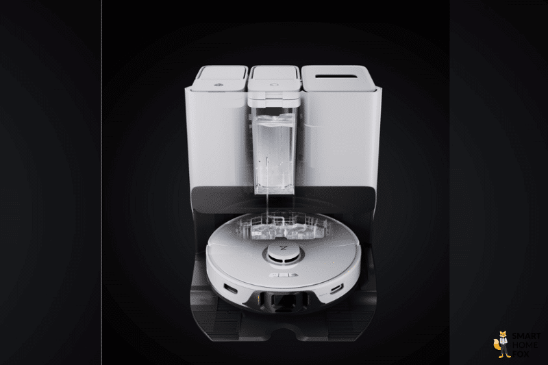 Der mobile Wassertank des Roborock S8 Pro Ultra wird an der Ultra Station mit Wasser befüllt.